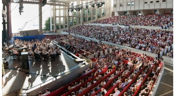 Почти 50 звезд эстрады выступят в концертном зале «Фестивальный»